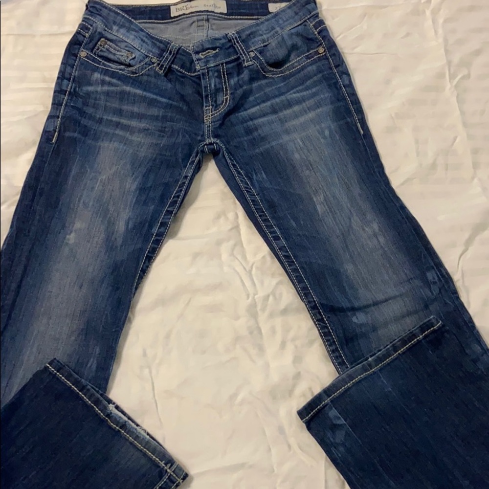 Buckle denim, boot cut